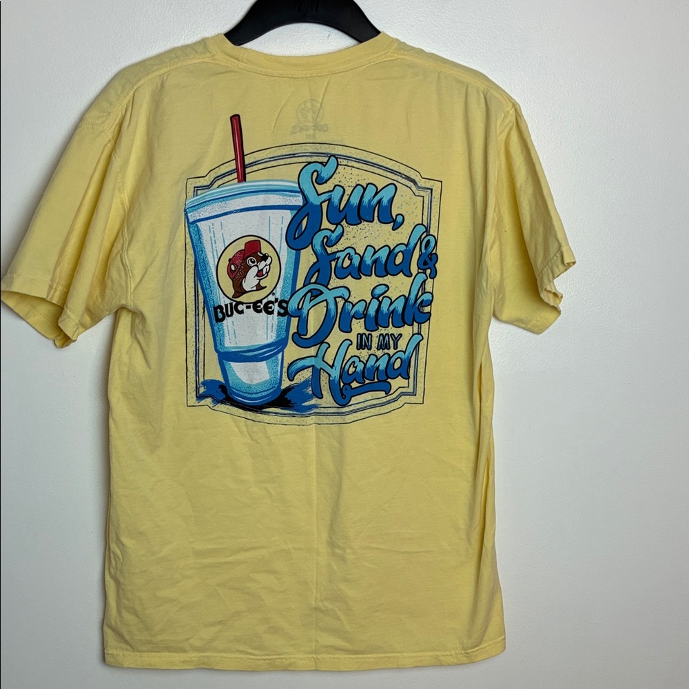 Buc-ee’s Yellow Graphic T-Shirt Size Medium “Sun,Sand,and Drink in my Hand” - Picture 3 of 6